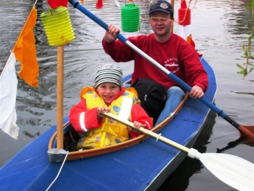 Viel Spaß beim Anpaddeln: Justus Pläge, hier im Boot mit seinem Onkel Steffen, ist das jüngste Mitglied des Dömitzer Kanuvereins. | Foto: Mandy Botzler