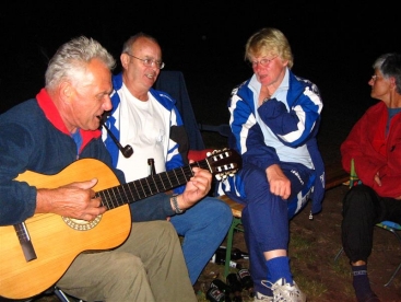 Walter Rohde aus Schwerin hat seine Gitarre auf der Eldefahrt immer dabei. Somit ist für die gemütliche Stimmung am Lagerfeuer immer gesorgt.