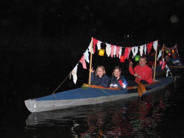 Selbst die Jüngsten saßen mit in den Booten und winkten den staunenden Leuten zu | Foto: Mandy Botzler